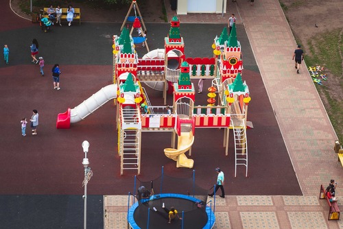 Mata na plac zabaw jako nawierzchnia bezpieczna - właściwości i zastosowanie